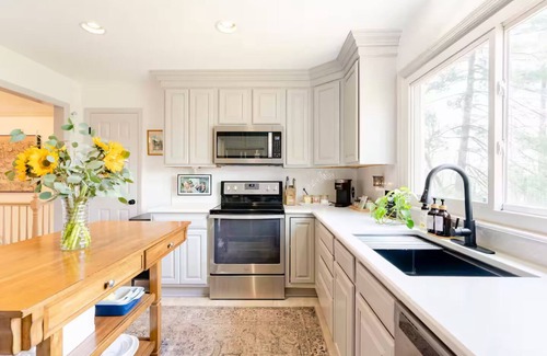 Des Peres House | Huge yard - 10 min walk to shops & restaurants