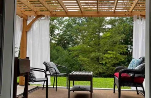 Des Peres House | Huge yard - 10 min walk to shops & restaurants