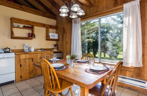 Lakeville Cottage | Hummingbird Hideaway