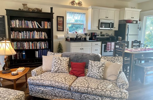 Quitman Apartment | HUMMINGBIRD NEST HIDEAWAY LOFT: East Texas Spiritual Retreat & Country Resort