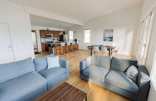 Bowen Island House | Hummingbird Oceanside Suites: The Modern Cabin
