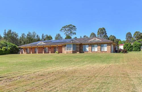 Branxton House | Hunter Valley Family Oasis - 5 bedroom House with Pool