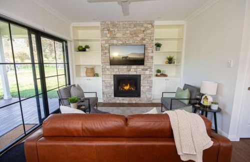 Quorrobolong House | Hunter Valley Luxury Farm Stay with Stunning Mountain Vistas