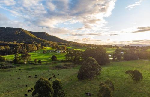 Quorrobolong House | Hunter Valley Luxury Farm Stay with Stunning Mountain Vistas