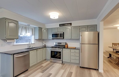 Huron House | Huron Hideaway close to lake and minutes from Cedar Point park and sport center