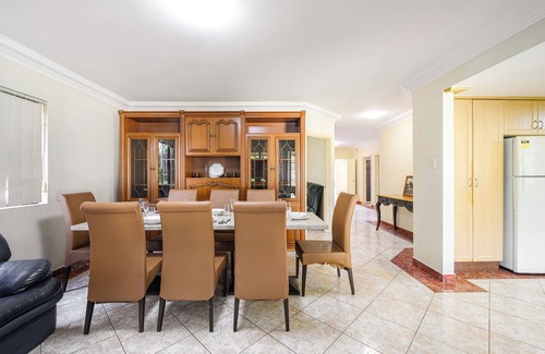 Hurstville House | Hurstville Centre 2-level Large House for 16+ ppl