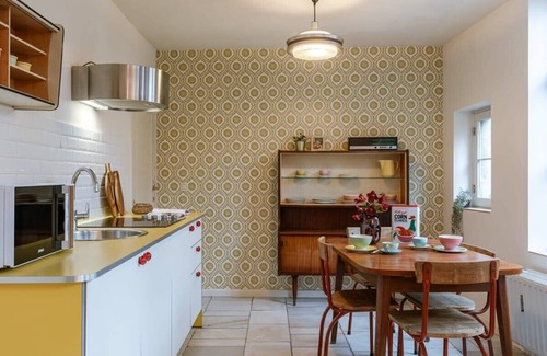 Heilig Kerst Apartment | Huswell - Retro apartment with cozy city garden