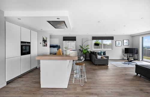 Exeter House | HUXHAM VIEW AND ANNEX, pet friendly, with hot tub in Stoke Canon