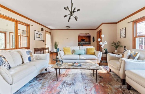Poughkeepsie House | HV Spacious Retreat sleeps 13 w/Hot Tub