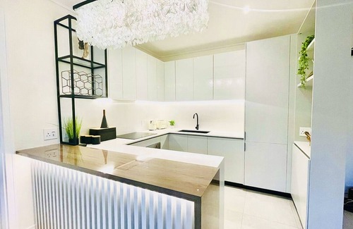 Greater Johannesburg Metropolitan Area Apartment | Hyde Park Cr Sandton Luxury Top Floor 2 BR End Unit W/Balcony No Load Shedding