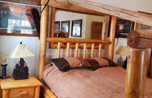 Eastman Cabin | Hydro-Massage Tub! Wrangler Outlaw Suite! Horses!