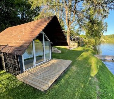 Egedal Kommune House | Hyggelig sommerhus. med udsigt, til vand fra senge