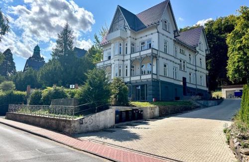 Oberdorla Apartment | HyggeLiving - NEU - Luxus Apartments in schöner Villa - Bergblick - 3 Balkone - 7 Pers - Parken - 100qm