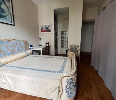 Blatin House | HYPER CENTRE ,jolie chambre climatisée avec PARKING SECURISE gratuit
