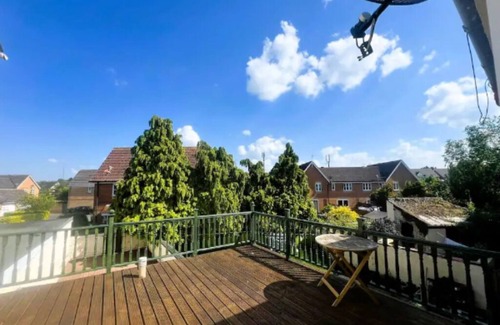 Newmarket House | Hyperion- Spacious 4-bedroom house in delightful Newmarket with WiFi