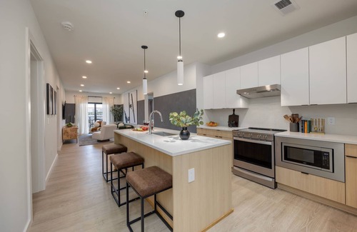 The Gulch House | Hyve - Lush Plush - Pool & Gym - Walk to Broadway