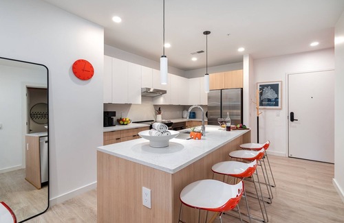 The Gulch House | Hyve-Retro Modern-Full Gym-Walk to Broadway