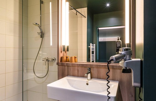 Jonage Hotel | ibis Lyon Meyzieu