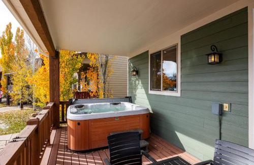 Bear Hollow Village Apartment | Iconic Location, Sleeps 8, Short drive to Ski and Bike Access, Shared Hot Tub, View of Olympic Park!