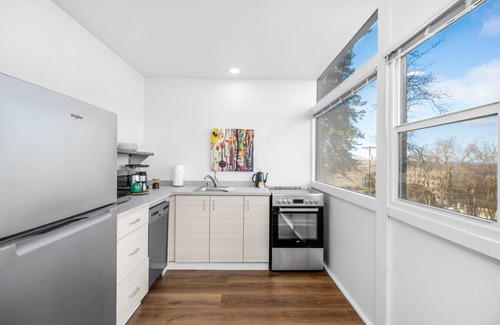 Cliff - Cannon Apartment | Iconic Modern Stay w/Free Parking Walk 2 Hospital