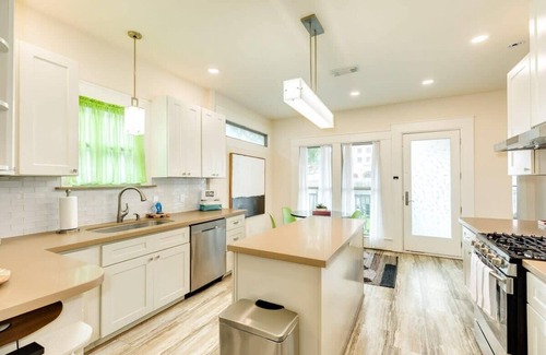 San Jacinto House | Iconic View, Beautiful Decor, Quick Walk to BEACH!