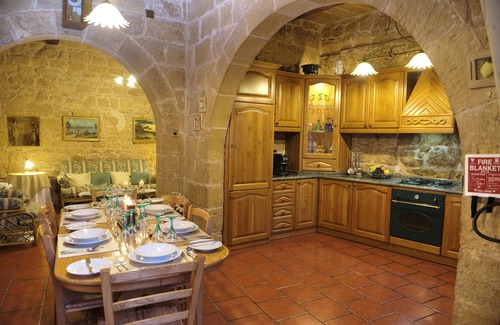 Ħal Bisbut Villa | Id-Dwejra House of Character with Privite Pool, swim Jet and Jaccuzzi