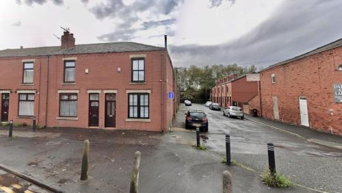 Wigan House | Ideal 3 bed pay-as-you-stay home in Wigan sleeps 6