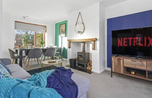 Rugby House | Ideal 4 bed House in Rugby - Football Table