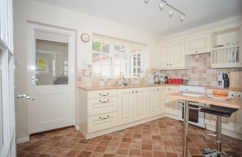 Porlock Cottage | IDEAL EXMOOR LOCATION HOMELY 4 BED HOUSE, GARDEN, SEA VIEWS FAMILY/DOG FRIENDLY!