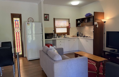 Strathalbyn Cottage | Ideal location to explore historic Strathalbyn, Wineries, good food and scenery