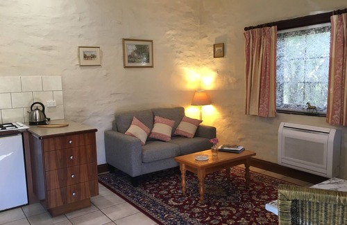 Strathalbyn Cottage | Ideal location to explore historic Strathalbyn, Wineries, good food and scenery