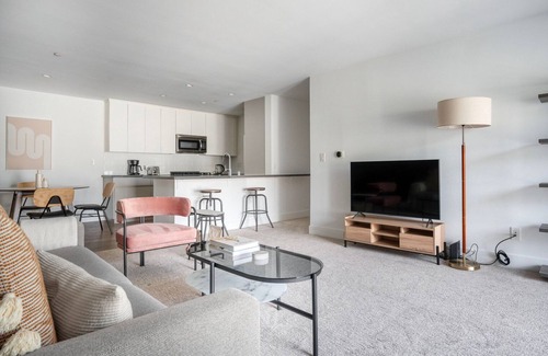 Sharon Heights Apartment | Ideal Menlo Park 1BR w/Gym & Spa, nr Farmer's Markets, by Blueground