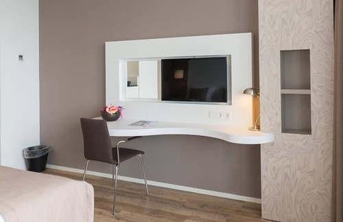Wageningen House | Ideal Nature Escape w/Panoramic View | Dining, Spa, Gym Access Near Nature Spots