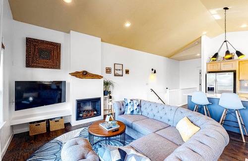 Oceanside Apartment | Ideal retreat by the beach with deck, full Kitchen, high-speed WiFi, private W/D