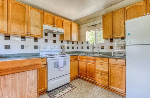 Mt. Hood - Columbia River Gorge House | Ideally located home in the Gorge with front porch, WiFi & washer/dryer