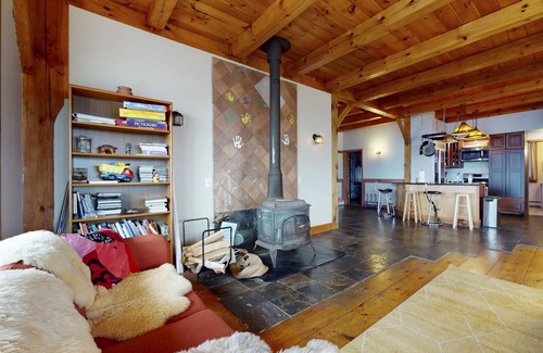East Dorset House | Idyllic dog-friendly mountain retreat with firepit & balcony views - near skiing