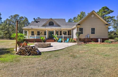 Hawkinsville House | Idyllic Hawkinsville Retreat Large Fire Pit!