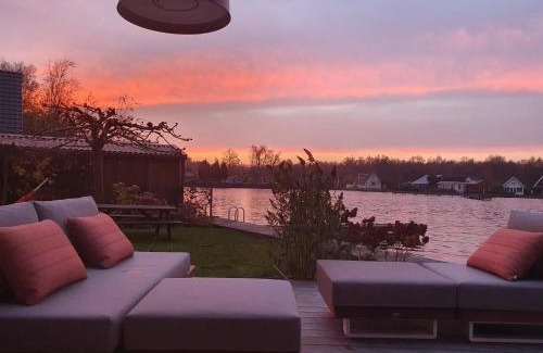 Haren Apartment | Idyllic Lakehouse - dog is welcome fenced garden
