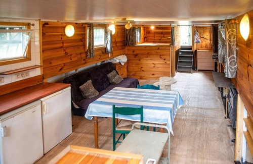 Florennes Boat Rental | Idyllic Lakeside Cottage