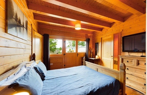 Pentney Cabin | If Spacious, Secluded & Quiet Is What You Want Then Alpine Lodge Is For You.