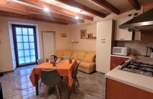 Costa Volpino House | Il Cortiletto Mountain Lake Iseo Hospitality