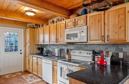 Timberland Acres Cabin | ImageKiwi Hilltop Retreat: 3-Bedroom Cabin with Stunning Views, Wi-Fi, & AC.