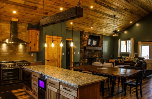 Athens Cabin | Immaculate 20 Person Lodge, close to Hocking Hills