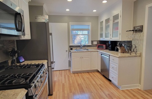 Lansing House | Immaculate home close to MSU, hospitals & downtown!