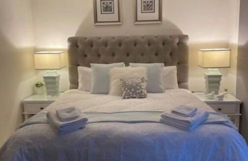 Sheldon House | Immerse and relax in this resort style facility surrounded by beautiful art.