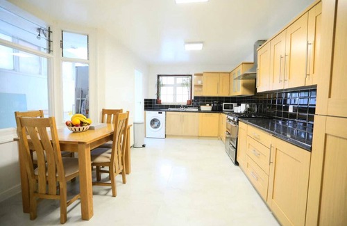 Plumstead House | Impeccable 3-bed House in Plumstead, London