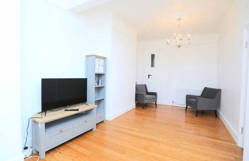 Plumstead House | Impeccable 3-bed House in Plumstead, London
