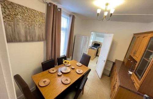 Swindon House | Impeccable 4-Bed Home Away From Home in Swindon
