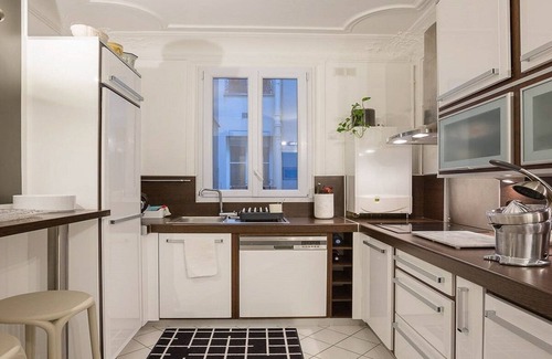 Les Halles Apartment | IN A TYPICAL PARISIAN STYLE WITH PARQUET FLOORING, & MOULDINGS-LA LOUVRE