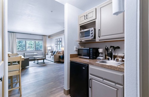Mountain House Condo | In-House Shopping/Dining, Central to 7 Ski Resorts, Minutes to Slopes – Perfect Mountain Getaway!